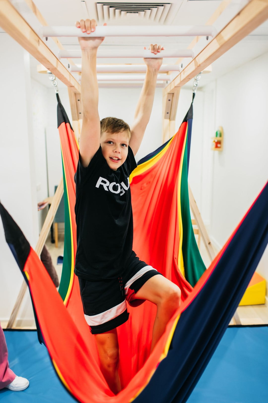 Enhancing Child Development Through Gross Motor Skills: The Role Of Paediatric Occupational Therapy 3 Child practising motor skills on a monkey bar